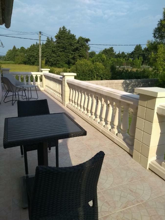 Maison 4 Etoiles Et Studio 3 Etoiles Independants Avec Piscine LʼIsle-sur-la-Sorgue Dış mekan fotoğraf